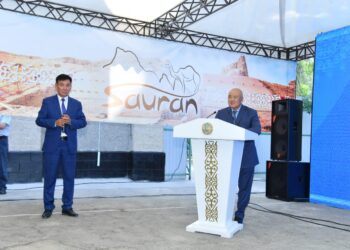 ӨМІРЗАҚ ШӨКЕЕВ САУРАНДЫҚТАРМЕН КЕЗДЕСТІ