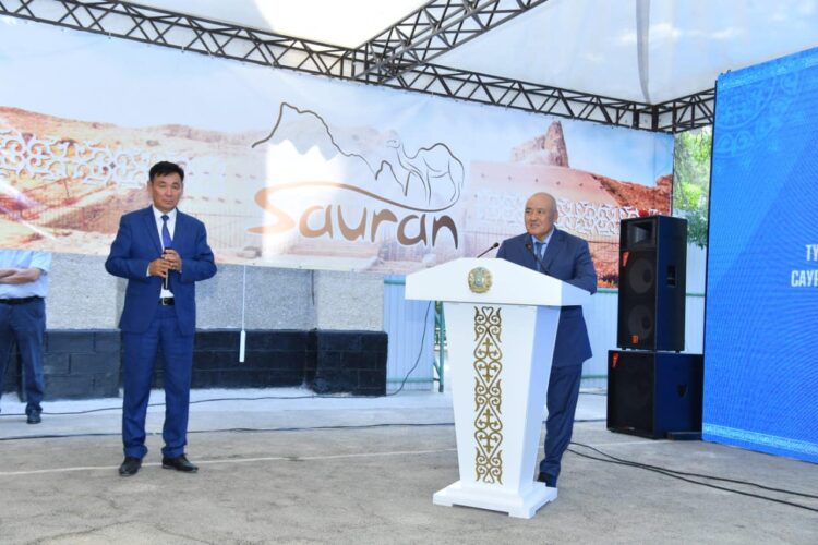 ӨМІРЗАҚ ШӨКЕЕВ САУРАНДЫҚТАРМЕН КЕЗДЕСТІ