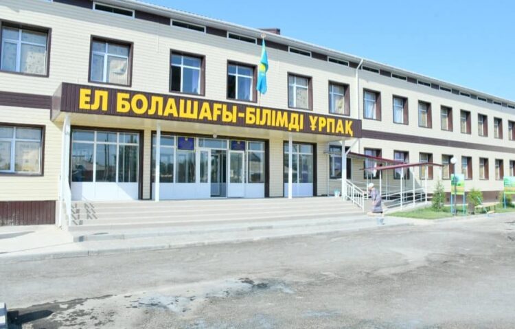 Ordabasy: Аудан әкімі Қажымұқан мектебінің жаңа оқу жылына дайындығын пысықтады