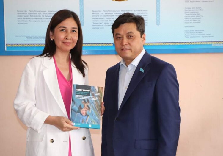 «AMANAT»: ИНКЛЮЗИВТІ ҚОЛДАУ МАҚСАТЫНДА 150-ДЕН АСТАМ КІТАП ТАРАТЫЛДЫ