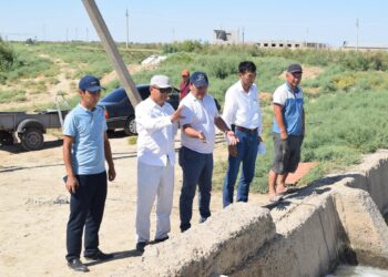 ТҮРКІСТАН: ОТЫРАРДА ШАРУАЛАРДЫҢ АҒЫН СУ МӘСЕЛЕСІ ШЕШІМІН ТАУЫП КЕЛЕДІ