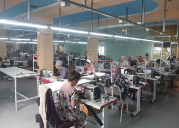 ТҮРКІСТАН: САЙРАМДАҒЫ ЖАҢА ТІГІН ШЕБЕРХАНАСЫ 28 МЫҢ ДАНА ӘСКЕРИ КИІМ ТІГУГЕ ТАПСЫРЫС АЛДЫ