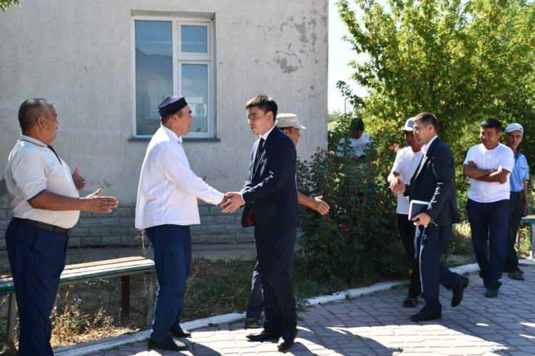 Ордабасы ауданының әкімі Бірлік ауылының тұрғындарымен кездесті