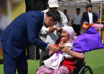 ТҮРКІСТАНДЫҚ ҚҰРЫЛЫСШЫЛАР ӨЗ МЕРЕКЕЛЕРІНДЕ  4 ОТБАСЫНА БАСПАНА СЫЙЛАДЫ