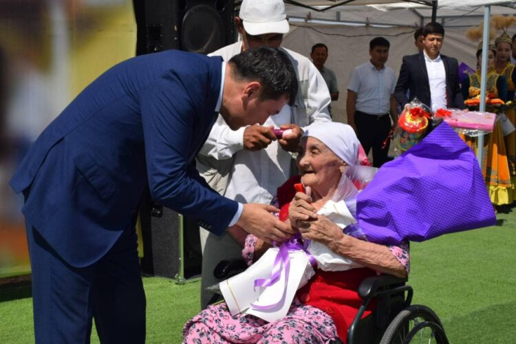 ТҮРКІСТАНДЫҚ ҚҰРЫЛЫСШЫЛАР ӨЗ МЕРЕКЕЛЕРІНДЕ  4 ОТБАСЫНА БАСПАНА СЫЙЛАДЫ