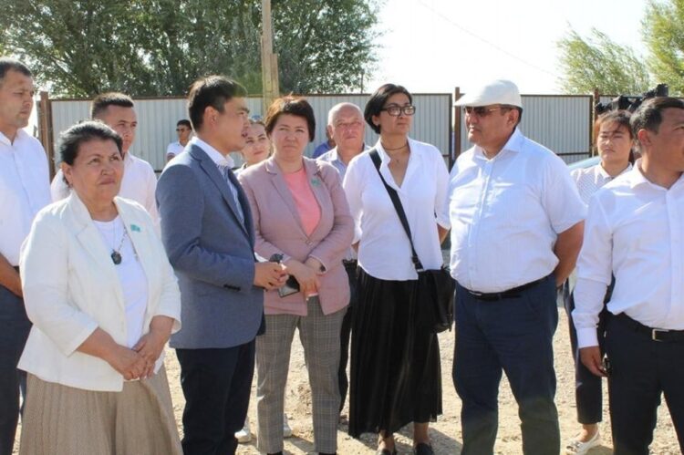 Ordabasy: Мәжіліс депутаттары аудандағы жаңа білім беру мекемелерінің құрылыс жұмыстарымен танысты