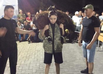 ТҮРКІСТАН:  АРЫСТЫҢ ЖІГІТІ  ҚОШҚАРДЫ 1111 РЕТ КӨТЕРІП,  РЕКОРД ОРНАТТЫ