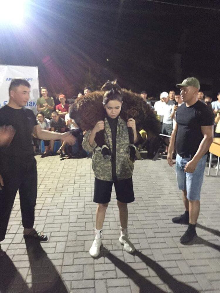 ТҮРКІСТАН:  АРЫСТЫҢ ЖІГІТІ  ҚОШҚАРДЫ 1111 РЕТ КӨТЕРІП,  РЕКОРД ОРНАТТЫ