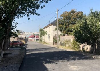 АҚЖАЙЫҚТАҒЫ ІШКІ ОРАМ КӨШЕЛЕР АСФАЛЬТТАЛУДА