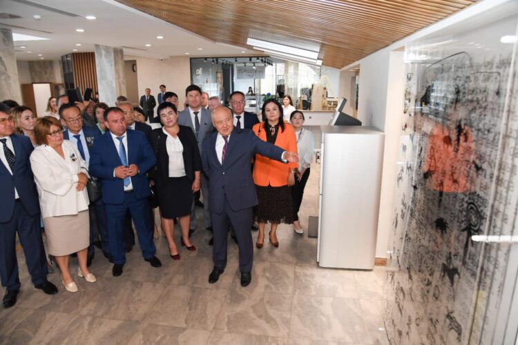 ӨМІРЗАҚ ШӨКЕЕВ ҰСТАЗДАРҒА ЖАҢАРҒАН ТҮРКІСТАНДЫ КӨРСЕТІП, ЖОБАЛАРДЫ ТАНЫСТЫРДЫ