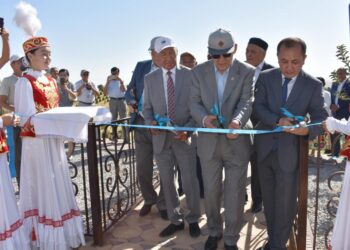 ТҮРКІСТАН: ҚАЗЫҒҰРТТА 45 МЕТР БИІКТІККЕ АЛЫП ТУ ОРНАТЫЛДЫ