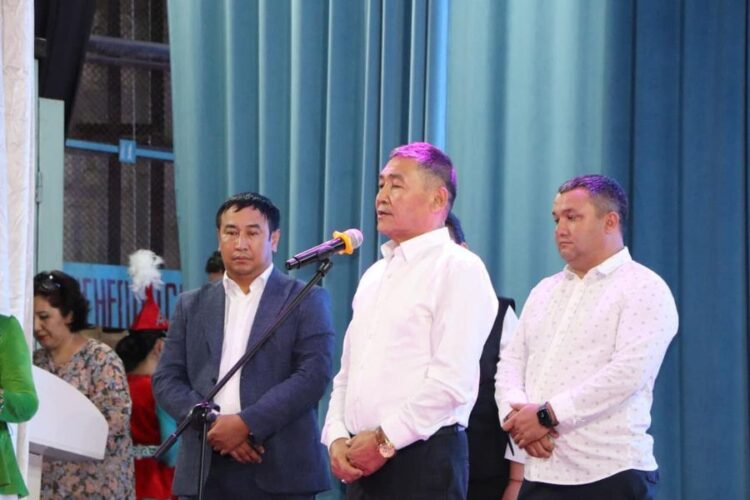 ТҮРКІСТАН: КЕНТАУДА МЫҢ ОҚУШЫҒА МЕКТЕПКЕ ҚАЖЕТТІ ҚҰРАЛДАР БЕРІЛДІ