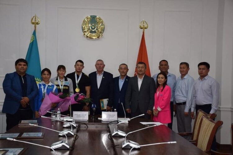 ТҮРКІСТАН: БЕЛБЕУ КҮРЕСІНЕН ӘЛЕМ ЧЕМПИОНАТЫНЫҢ ЖҮЛДЕГЕРЛЕРІНЕ ҚҰРМЕТ КӨРСЕТІЛДІ