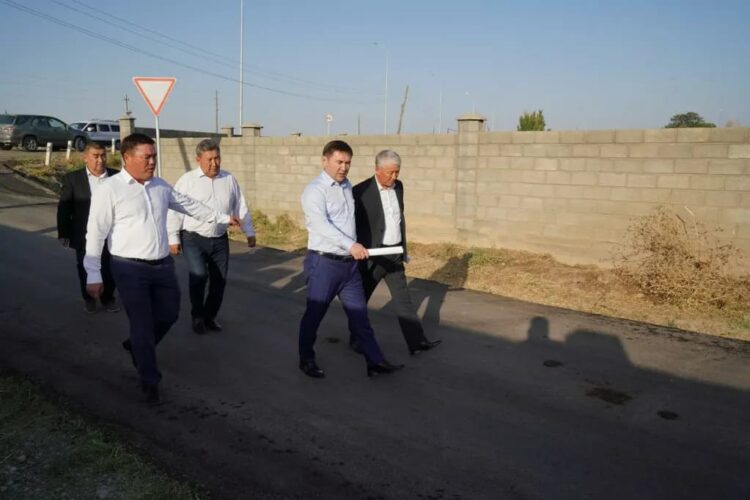 АЛТЫНТӨБЕ ТҰРҒЫН АЛАБЫНЫҢ ҮШ КӨШЕСІНЕ АСФАЛЬТ ҚАБАТЫ ТӨСЕЛДІ