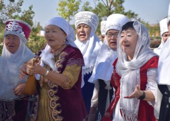 ТҮРКІСТАН: ҚХА ЖАНЫНДАҒЫ АНАЛАР КЕҢЕСІ  АҚ ОРАМАЛДЫ ДӘРІПТЕП ЖҮР