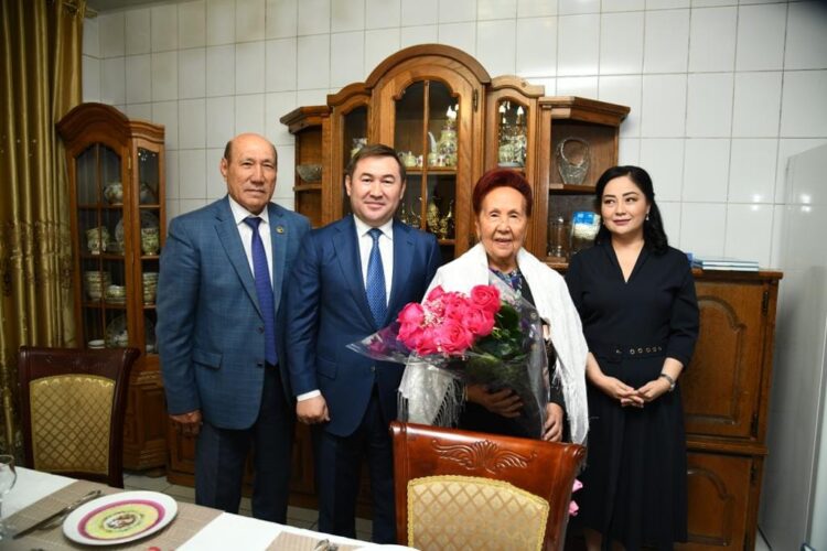 МҰРАТ ӘЙТЕНОВ АРДАГЕРЛЕРДІ ҚАРТТАР КҮНІМЕН ҚҰТТЫҚТАДЫ