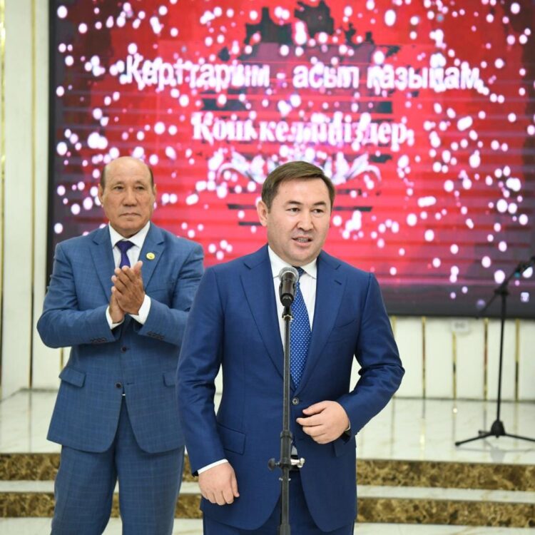 ШАҺАР БАСШЫСЫ ҚАРТТАРҒА ҚҰРМЕТ КӨРСЕТТІ