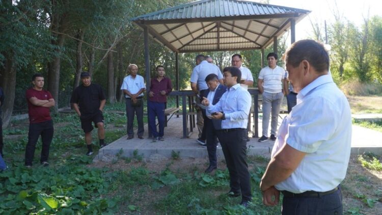 БӘЙДІБЕК: АУДАН ӘКІМІ ШАҚПАҚТЫҚ ТҰРҒЫНДАРМЕН КЕЗДЕСІП, ӨЗЕКТІ МӘСЕЛЕЛЕРДІ ТАЛҚЫЛАДЫ