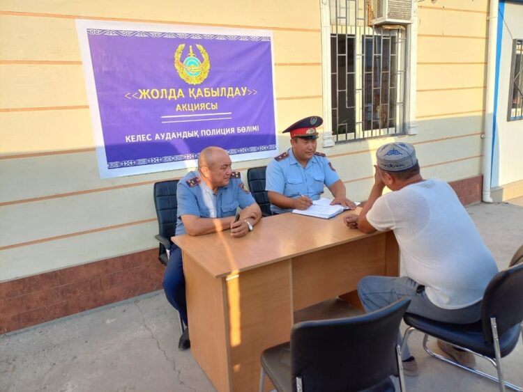 КЕЛЕСТІК ПОЛИЦЕЙЛЕР ТҰРҒЫНДАРДЫ ЖОЛДА ҚАБЫЛДАУДА