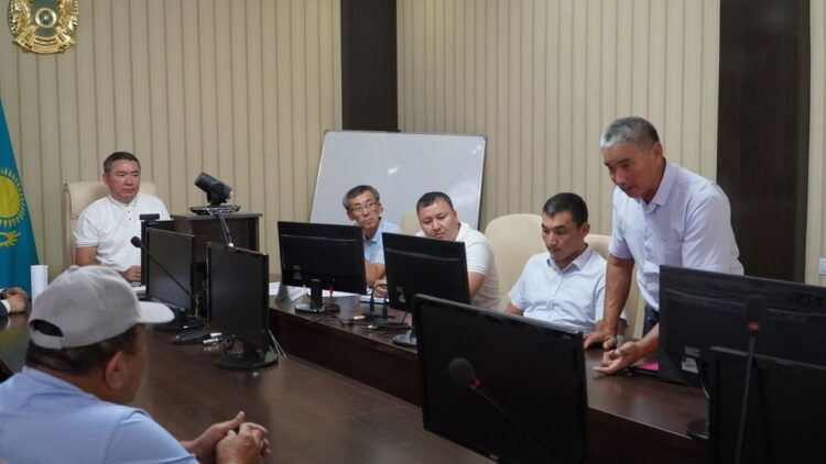 БӘЙДІБЕК: ағын су тапшылығы жөнінде аудан шаруаларымен жиын өтті