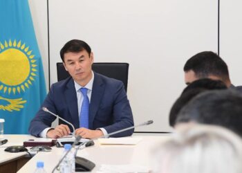 ТУРКЕСТАН: ДАРХАН САТЫБАЛДЫ ВСТРЕТИЛСЯ С РУКОВОДИТЕЛЯМИ ХЛОПКОЗАВОДОВ