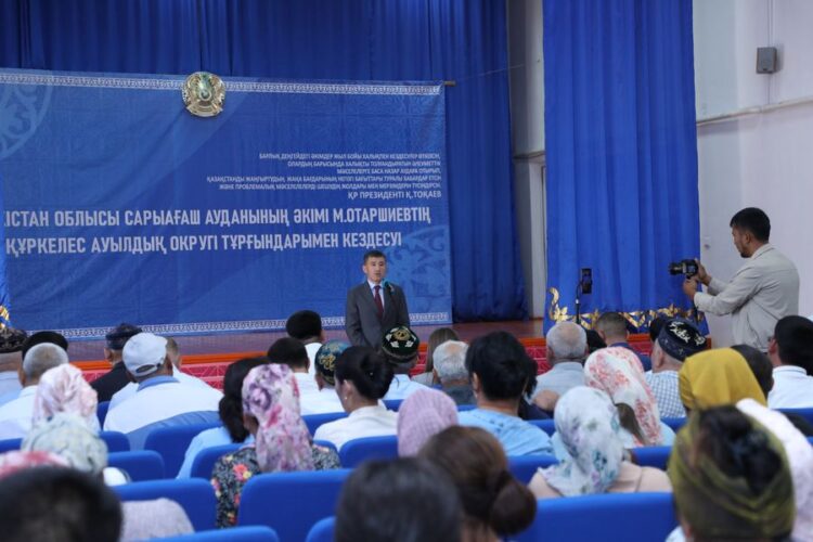 ҚАЗЫҒҰРТ: АУДАН БАСШЫСЫ ҚҰРКЕЛЕС ТҰРҒЫНДАРЫМЕН КЕЗДЕСТІ