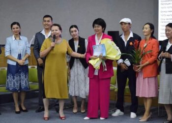 ТҮРКІСТАН: «ҰЛЫ ДАЛА ЕЛІ» ОРТАЛЫҒЫНЫҢ ҰЖЫМЫ АРДАГЕР ҰСТАЗДАРҒА ҚУАНЫШ СЫЙЛАДЫ