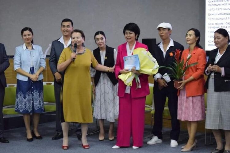 ТҮРКІСТАН: «ҰЛЫ ДАЛА ЕЛІ» ОРТАЛЫҒЫНЫҢ ҰЖЫМЫ АРДАГЕР ҰСТАЗДАРҒА ҚУАНЫШ СЫЙЛАДЫ