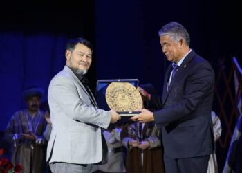 ТҮРКІСТАН ТЕАТРЫНДА «ЕҢЛІК-КЕБЕК» СПЕКТАКЛІ ҚЫРҒЫЗ ТІЛІНДЕ САХНАЛАНДЫ