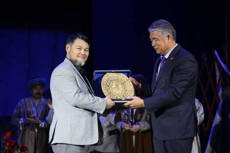 ТҮРКІСТАН ТЕАТРЫНДА «ЕҢЛІК-КЕБЕК» СПЕКТАКЛІ ҚЫРҒЫЗ ТІЛІНДЕ САХНАЛАНДЫ