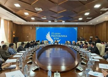 ТҮРКІСТАНДА РЕСПУБЛИКА КҮНІ МЕРЕКЕСІНЕ АРНАЛҒАН ДӨҢГЕЛЕК ҮСТЕЛ ӨТТІ