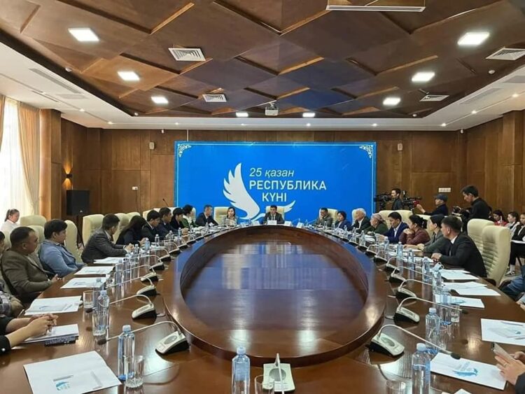 ТҮРКІСТАНДА РЕСПУБЛИКА КҮНІ МЕРЕКЕСІНЕ АРНАЛҒАН ДӨҢГЕЛЕК ҮСТЕЛ ӨТТІ