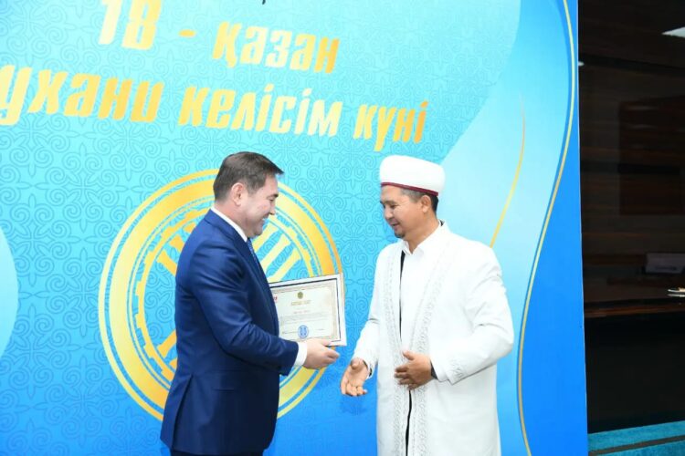 МЕГАПОЛИС БАСШЫСЫ ДІНИ БІРЛЕСТІК ӨКІЛДЕРІМЕН КЕЗДЕСТІ