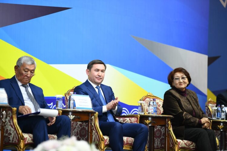 БІРЕГЕЙ ТҰЛҒА АСАНБАЙ АСҚАРОВТЫҢ 100 ЖЫЛДЫҚ МЕРЕЙТОЙЫНА ОРАЙ ШЫМКЕНТТЕ КОНФЕРЕНЦИЯ ӨТТІ