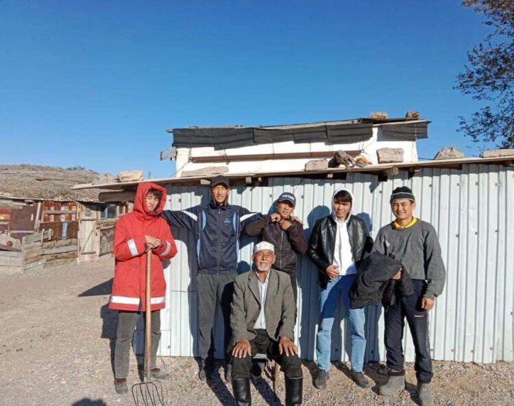 ТҮРКІСТАН: СОЗАҚТЫҚ ЖАСТАР АҚСАҚАЛДЫҢ ҮЙІНЕ КӨМЕККЕ КЕЛДІ