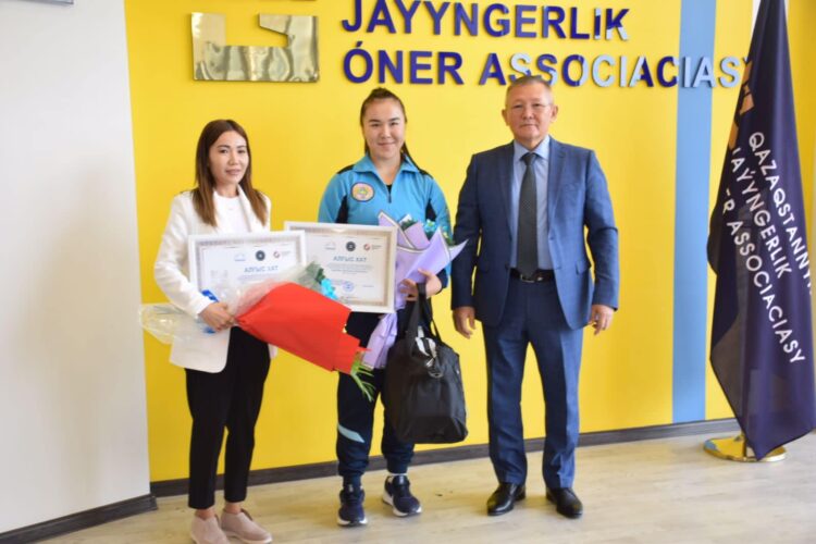 ТҮРКІСТАН: ӘЛЕМ ЧЕМПИОНАТЫНЫҢ ЖҮЛДЕГЕРЛЕРІНЕ ҚҰРМЕТ КӨРСЕТІЛДІ