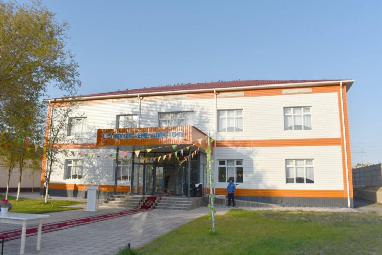 ТҮРКІСТАН: ҚАЗЫҒҰРТТА РЕСПУБЛИКА КҮНІНЕ ОРАЙ МЕКТЕП ПЕН МЕДИЦИНАЛЫҚ ОРТАЛЫҚ АШЫЛДЫ
