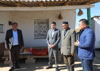 ТҮРКІСТАН: АУДАН ӘКІМІ ТҰРҒЫНДАРДЫҢ ҮЙІН АРАЛАП, КӨМЕК КӨРСЕТТІ