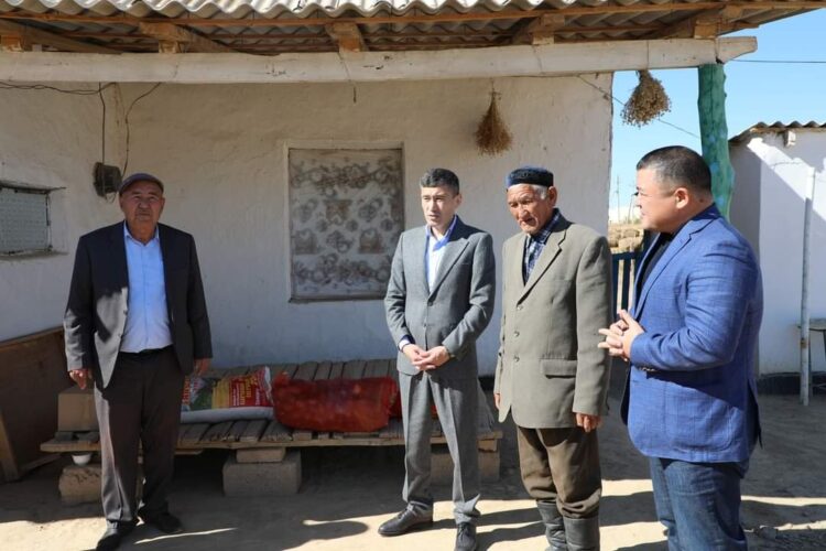 ТҮРКІСТАН: АУДАН ӘКІМІ ТҰРҒЫНДАРДЫҢ ҮЙІН АРАЛАП, КӨМЕК КӨРСЕТТІ