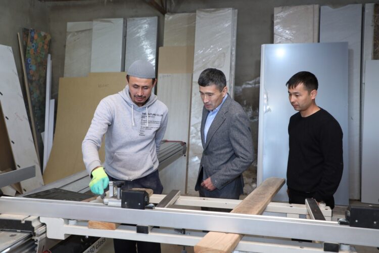 ТҮРКІСТАН: САРЫАҒАШТАҒЫ КӘСІПОРЫН ЖЫЛЫНА 5 МЫҢ ЖИҺАЗ ШЫҒАРАДЫ