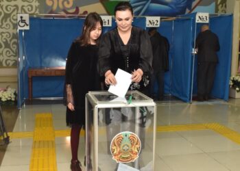 МАЙРА МҰХАМЕДҚЫЗЫ САЙЛАУШЫЛАРДЫ ӘСЕМ ӘНМЕН ҚАРСЫ АЛДЫ