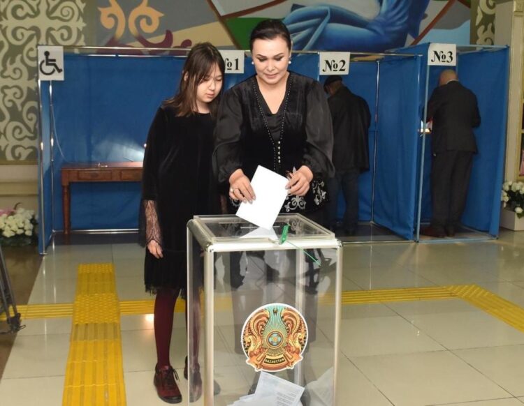 МАЙРА МҰХАМЕДҚЫЗЫ САЙЛАУШЫЛАРДЫ ӘСЕМ ӘНМЕН ҚАРСЫ АЛДЫ