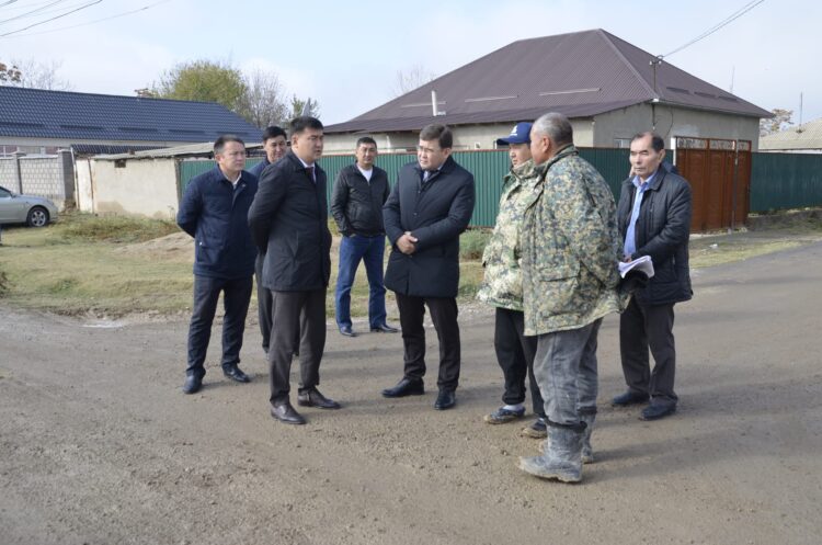 ЖЕТІСАЙ АУДАНЫНЫҢ ӘКІМІ СТАДИОННЫҢ ҚҰРЫЛЫСЫН МЕРЗІМІНДЕ АЯҚТАУДЫ ТАПСЫРДЫ