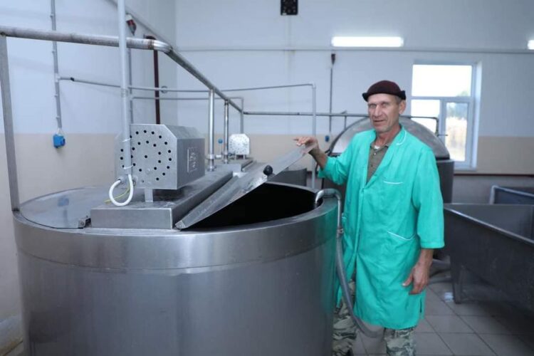 ТҮРКІСТАН: САРЫАҒАШТАҒЫ КӘСІПОРЫН ТӘУЛІГІНЕ 20 ТОННА СҮТ ӨҢДЕЙДІ