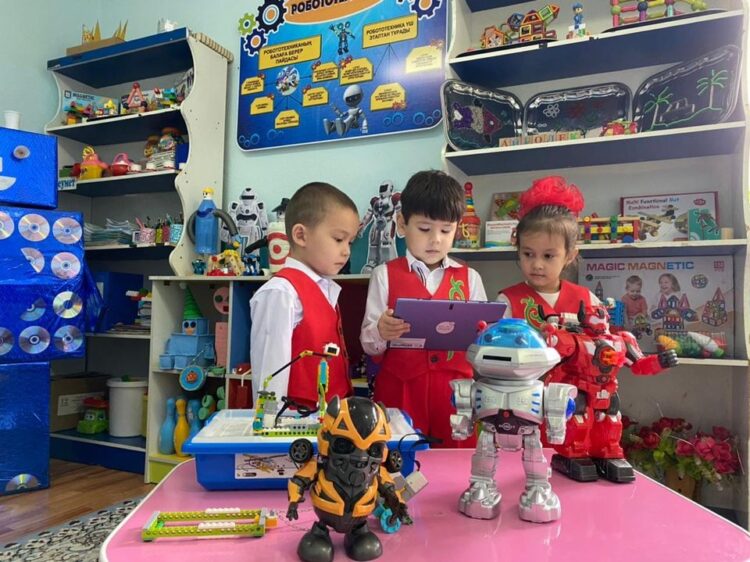 КЕЛЕС: МЕКТЕПКЕ ДЕЙІНГІ БІЛІМ БЕРУ ҰЙЫМЫНДА ГИДРОПОНИКА МЕН РОБОТОТЕХНИКАНЫҢ ҚЫР-СЫРЫН ҮЙРЕТЕДІ