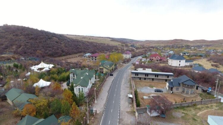 ТҮРКІСТАН: ТӨЛЕБИ АУДАНЫНДАҒЫ ДЕМАЛЫС АЙМАҚТАРҒА АПАРАР ЖОЛДАР ЖӨНДЕУДЕН ӨТКІЗІЛДІ