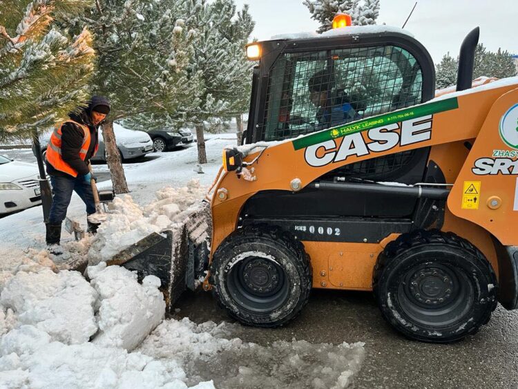 ҚАРАТАУ АУДАНЫ БОЙЫНША 300 ЖҰМЫСШЫ ҚАР КҮРЕУГЕ ШЫҚТЫ