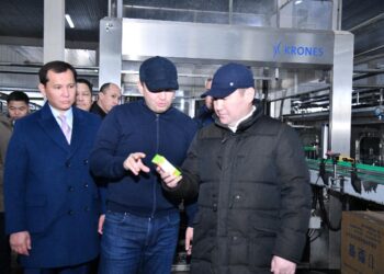 М.ӘЙТЕНОВ СУСЫН ШЫҒАРАТЫН ЗАУЫТТЫҢ ТЫНЫС-ТІРШІЛІГІМЕН ТАНЫСТЫ