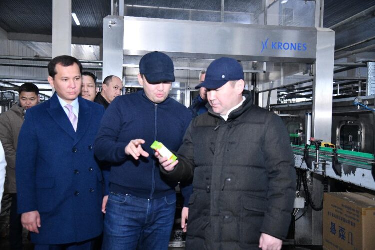 М.ӘЙТЕНОВ СУСЫН ШЫҒАРАТЫН ЗАУЫТТЫҢ ТЫНЫС-ТІРШІЛІГІМЕН ТАНЫСТЫ