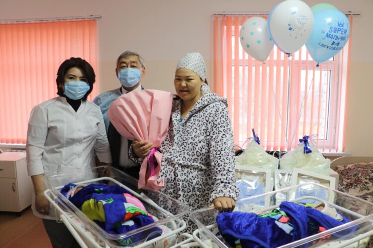 САЙЛАУ КҮНІ ТҮРКІСТАНДА ҚАСЫМ ЖӘНЕ ЖОМАРТ ЕСІМДІ ЕГІЗДЕР ДҮНИЕГЕ КЕЛДІ